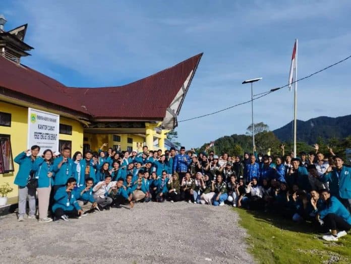 ratusan_mahasiswa_unimed_kkn_di_pergetteng_getteng_sengkut_camat_selamat_mengabdi