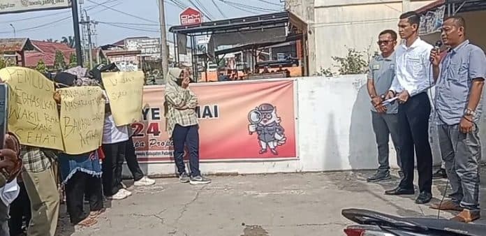 ratusan_massa_demo_kantor_bawaslu_dan_kpu_palas_ini_tuntutannya
