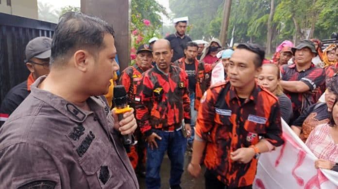 ratusan_massa_demo_kejari_langkat_ingatkan_jpu_jangan_mau_diintervensi_sidang_tppo_trp
