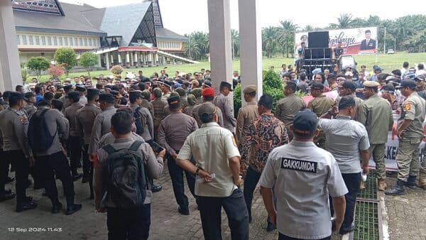 ratusan_massa_demo_meminta_kemendagri_copot_pj_bupati_palas