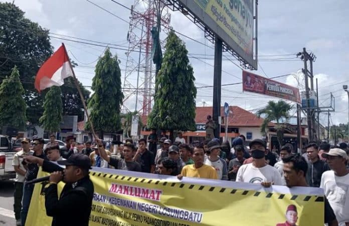 ratusan_massa_demo_soal_tanah_adat_desak_hentikan_pembangunan_gor_di_simarsayang
