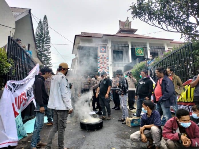 ratusan_massa_geruduk_kejari_karo_desak_copot_kajari