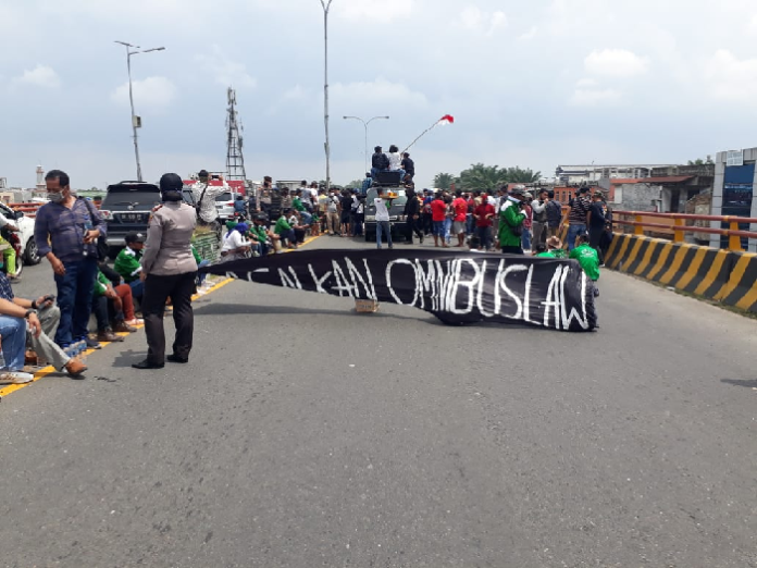 ratusan_massa_tolak_omnibus_law_di_jalur_fly_over_amplas