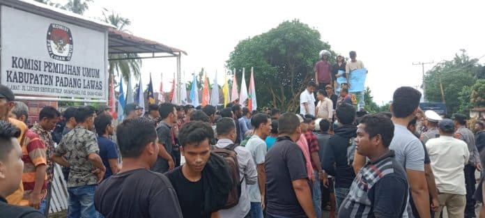 ratusan_massa_ulu_sosa_demo_ke_kantor_bawaslu_dan_kpu_palas