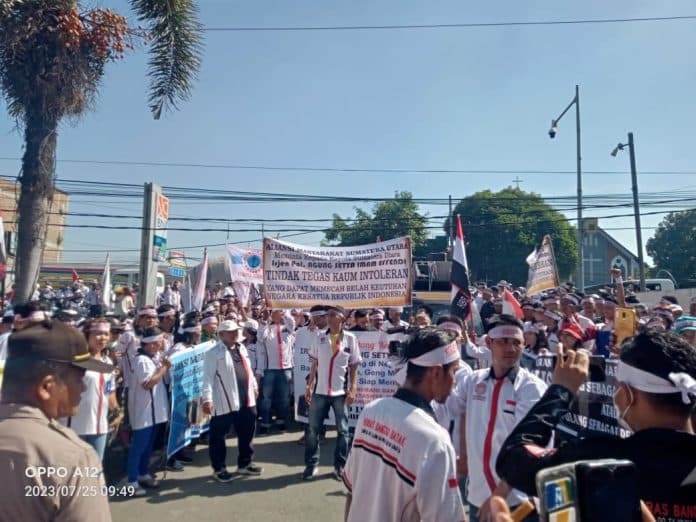 ratusan_massa_unjuk_rasa_minta_polda_sumut_berantas_berbagai_aksi_kejahatan