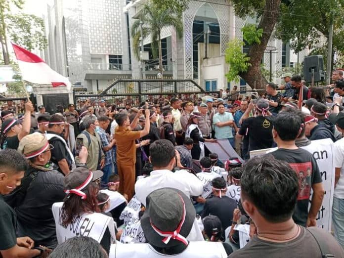 ratusan_masyarakat_demo_dukung_hak_angket_dan_desak_pemakzulan_presiden_jokowi