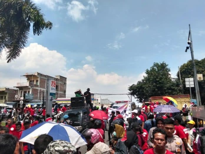 ratusan_masyarakat_selambo_geruduk_polda_sumut_lalu_lintas_sempat_lumpuh