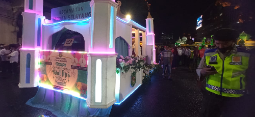 ratusan_mobil_hias_meriahkan_malam_takbiran_di_medan
