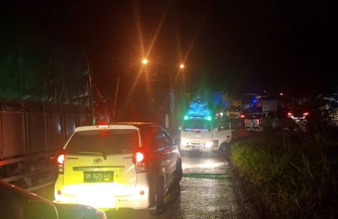 ratusan_mobil_terjebak_macet_di_batu_jomba_tapsel_hingga_6_jam_lebih
