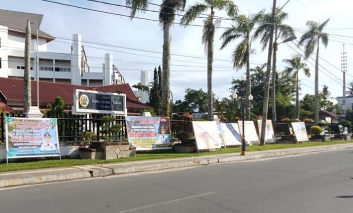 ratusan_papan_bunga_dari_kades_berjejer_di_depan_kantor_bupati_tapteng