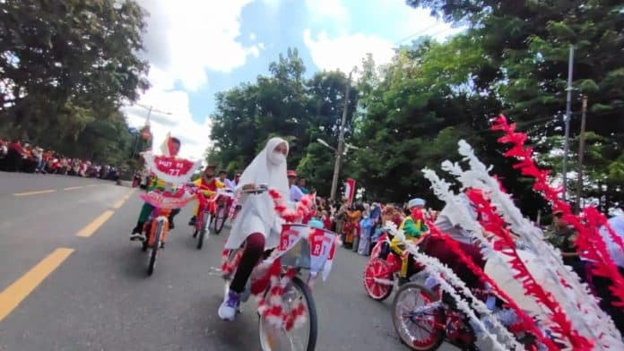 ratusan_pelajar_di_asahan_meriahkan_hut_ri_dengan_karnaval_sepeda_hias