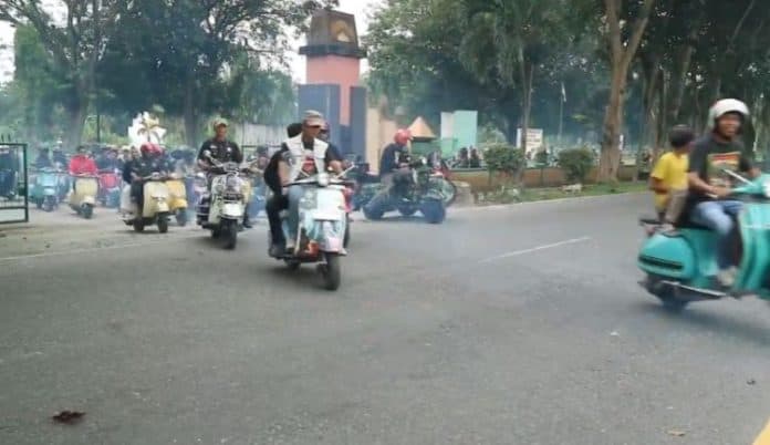 ratusan_pengendara_vespa_gelar_parade_dan_ziarah_ke_makam_pahlawan_di_asahan