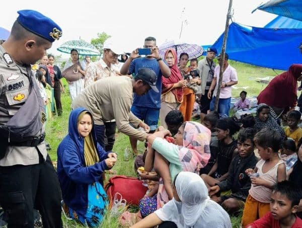 ratusan_pengungsi_rohingya_masih_bertahan_di_kawasan_sm_karang_gading