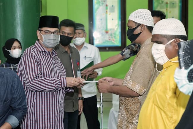ratusan_penyandang_tunanetra_peroleh_zakat_dari_baznas_medan