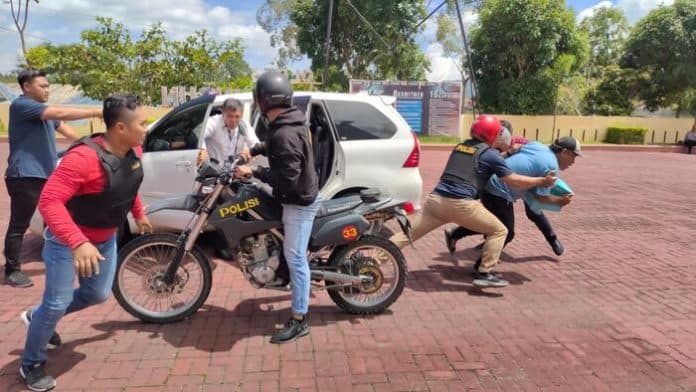 ratusan_personel_polres_simalungun_kendalikan_pengunjuk_rasa_sejumlah_orang_terpaksa_ditangkap