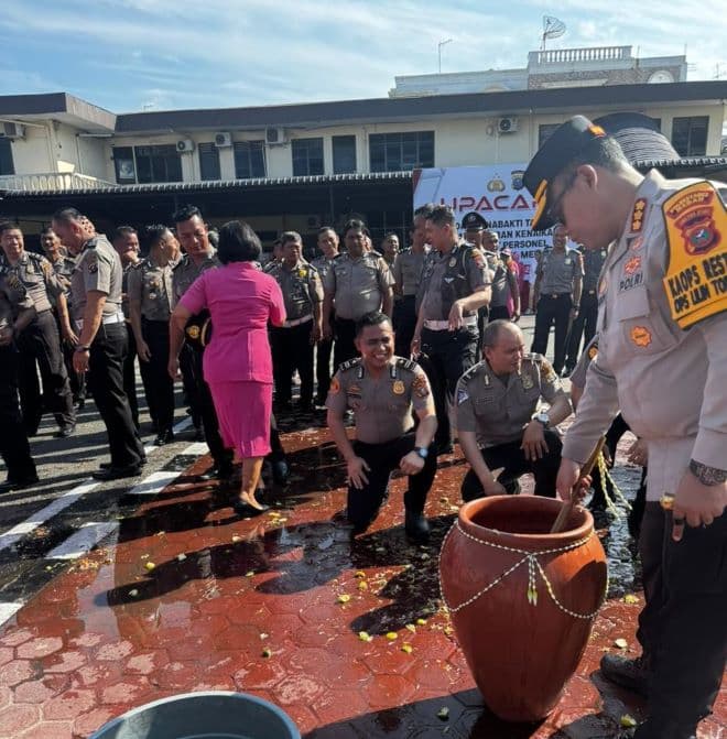 ratusan_personel_polrestabes_medan_naik_pangkat