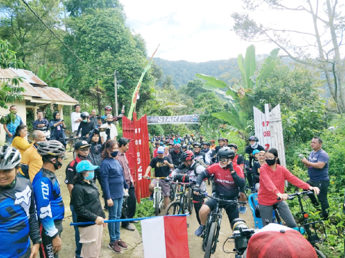 ratusan_pesepeda_jelajahi_bukit_sigualon_sibaganding_parapat