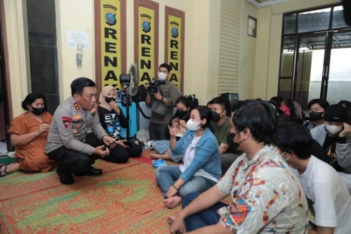 ratusan_pmi_diduga_ilegal_dipindahkan_ke_asrama_haji_medan