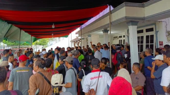 ratusan_relawan_datangi_rumah_center_paslon_tertentu_di_siantar