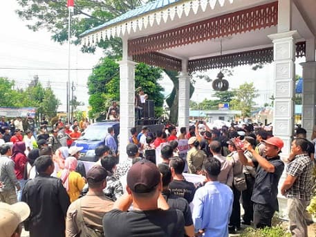 ratusan_relawan_minta_aph_usut_tuntas_masalah_yang_menyebutkan_bupati_batu_bara_mafia_tanah