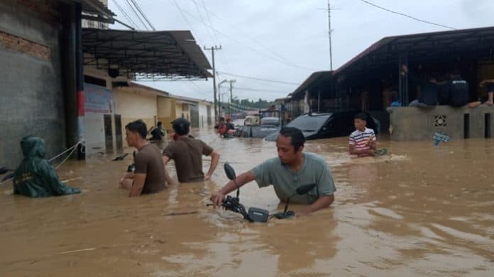 ratusan_rumah_dan_puluhan_kendaraan_terendam_banjir_di_patumbak