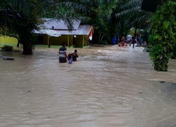 ratusan_rumah_warga_di_asahan_terendam_banjir