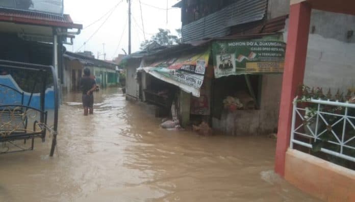 ratusan_rumah_warga_di_bantaran_sungai_deli_terendam_banjir