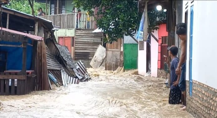 ratusan_rumah_warga_terendam_akibat_benteng_sungai_deli_yang_jebol