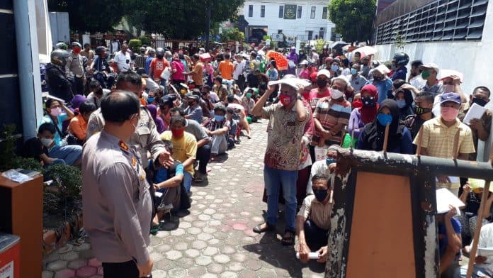ratusan_warga_antre_blt_kapolres_siantar_imbau_jaga_jarak_dan_pakai_masker