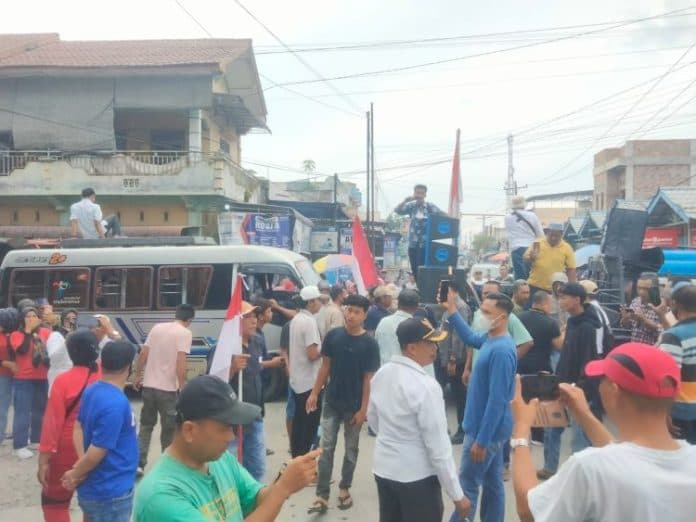 ratusan_warga_asahan_blokir_jalan_protokol_desak_perbaikan_infrastruktur_rusak