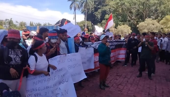 ratusan_warga_asahan_serbu_kantor_bupati_sebut_800_hektar_lahannya_diserobot