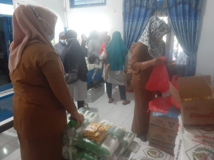 ratusan_warga_beringin_deli_serdang_serbu_pasar_murah