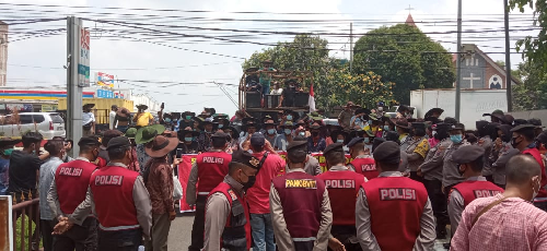 ratusan_warga_berunjuk_rasa_dengan_berjalan_kaki_dari_karo_ke_poldasu
