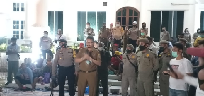ratusan_warga_demo_bupati_asahan_hingga_tengah_malam