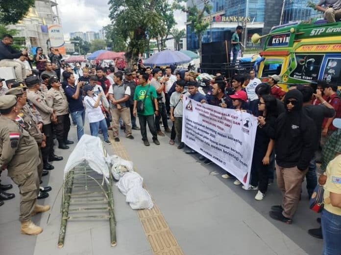 ratusan_warga_demo_di_kantor_gubsu_desak_pemprovsu_jamin_keamanan_jalan_medan_berastagi
