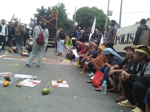 ratusan_warga_geruduk_polda_tolak_kriminalisasi_petani_di_sumut