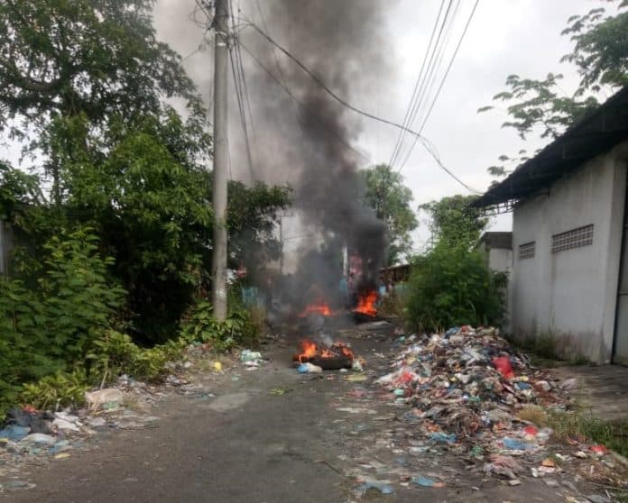 ratusan_warga_helvetia_blokir_jalan_saat_personel_ingin_eksekusi_lahan