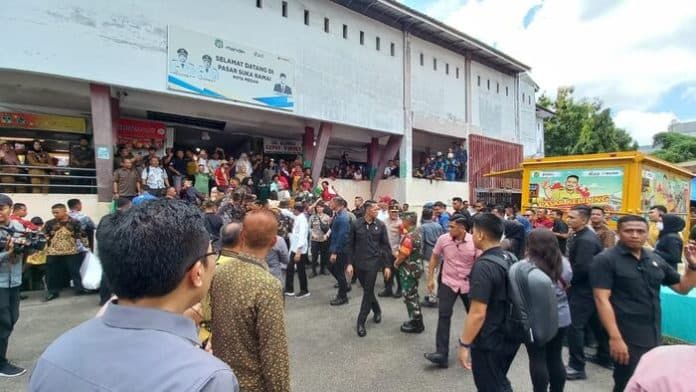 ratusan_warga_kota_medan_bahagia_bisa_langsung_melihat_presiden_ri_usai_pembukaan_muktamar
