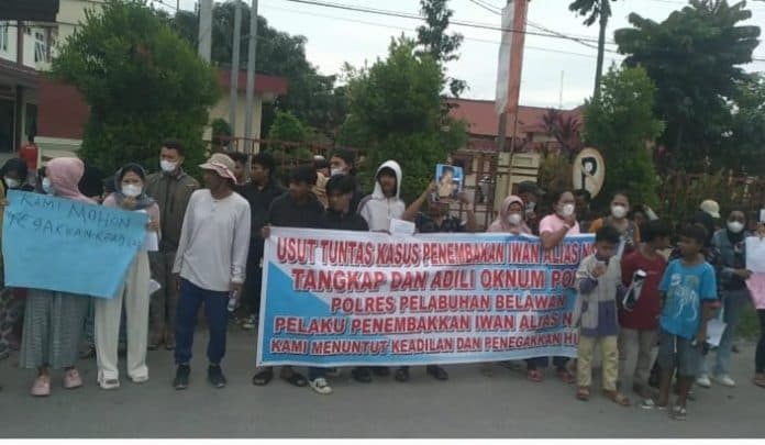ratusan_warga_labuhan_dan_elemen_mahasiswa_demo_mapolres_pelabuhan_belawan_lahir_sambo_belawan
