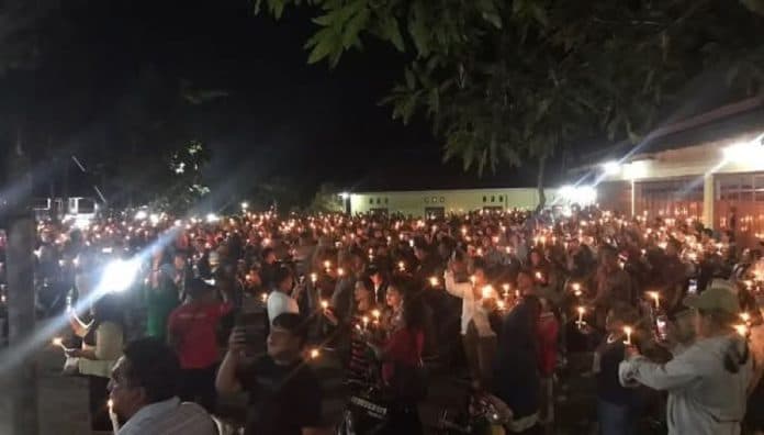 ratusan_warga_menyalakan_lilin_untuk_mendoakan_korban_longsor_sibolangit