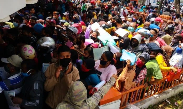 ratusan_warga_menyemut_di_kantor_pos_medan_cairkan_bantuan