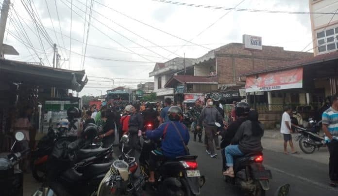 ratusan_warga_padati_lokasi_kecelakaan_beruntun_di_siantar