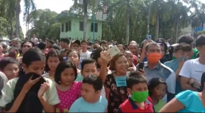 ratusan_warga_padati_pra_rekonstruksi_pembunuhan_dua_bocah_oleh_ayah_tirinya