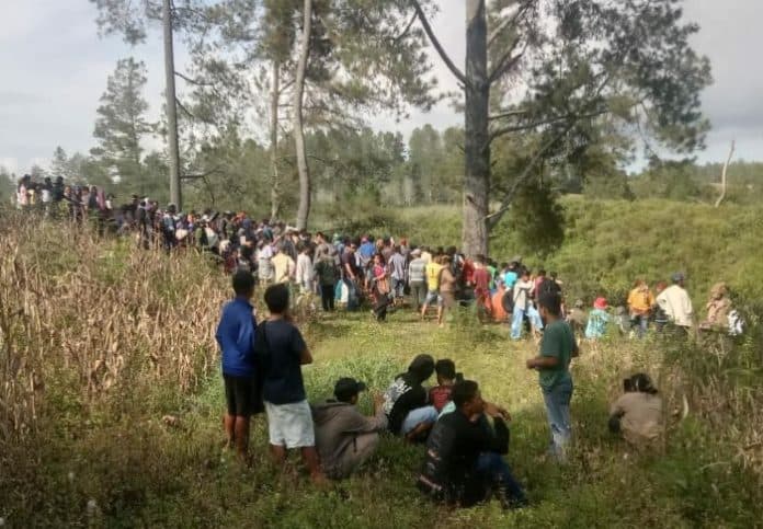 ratusan_warga_saksikan_evakuasi_jenazah_siswi_sman_1_ronggur_nihuta_raheliva