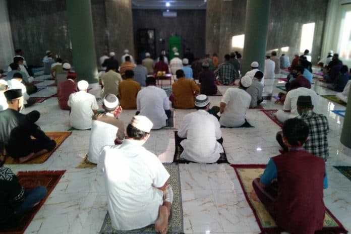 ratusan_warga_sholat_idul_fitri_di_masjid_jami_al_hidayah