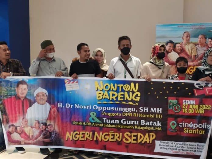 ratusan_warga_siantar_simalungun_nobar_ngeri_ngeri_sedap