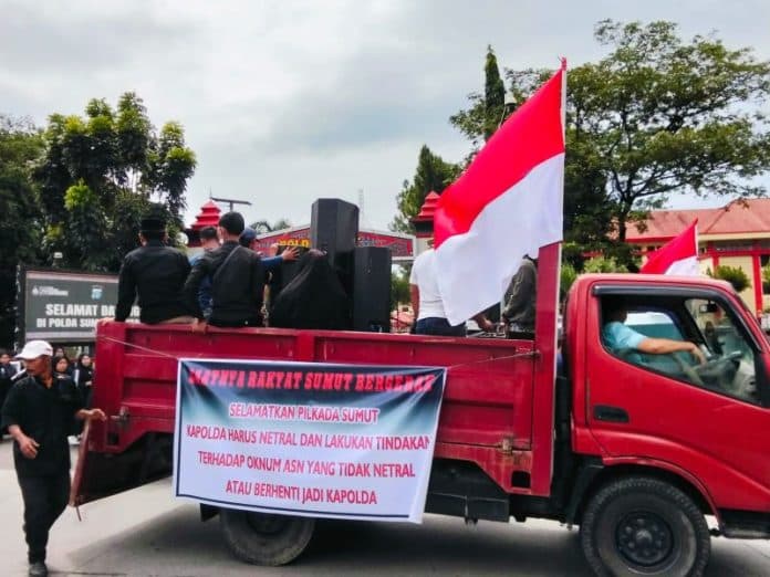 ratusan_warga_sumut_geruduk_polda_sumut_desak_polisi_netral_dalam_pilkada