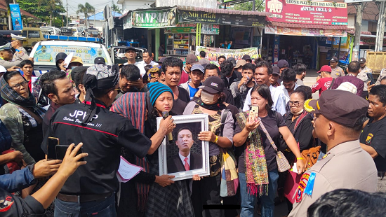 ratusan_warga_tuntut_keadilan_bagi_ferian_hutapea_ke_kejari_dairi