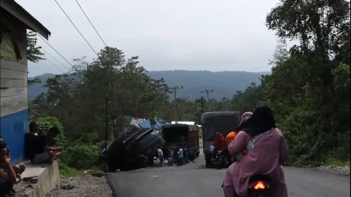 rawan_kecelakaan_hati_hati_melintas_dari_jalinsum_batu_jomba_tapsel