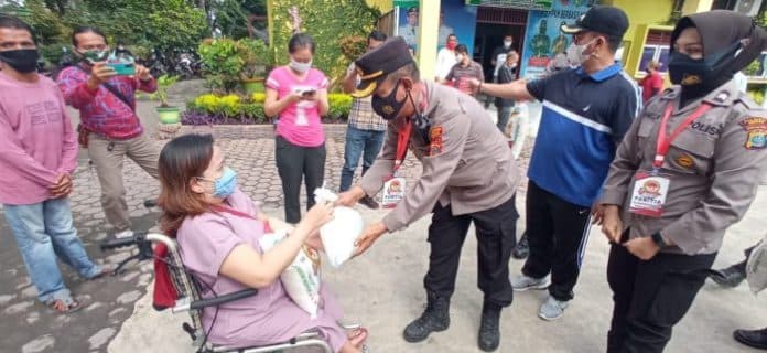 rayakan_hut_ke_75_bhayangkara_polsek_medan_timur_bagi_sembako_kepada_penyandang_disabilitas
